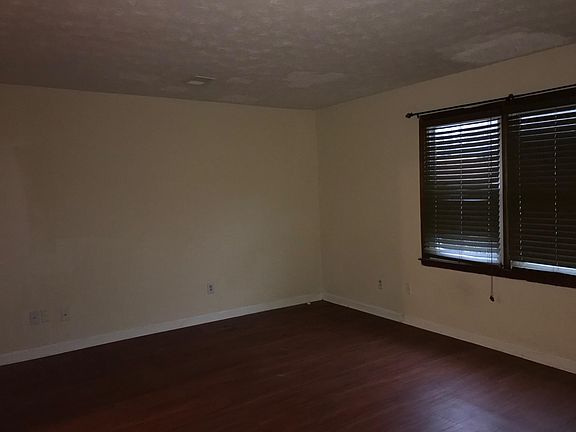4th image of 402 Charter Ct #402