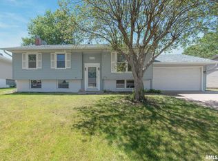 5716 Oakbrook Rd, Davenport, IA 52806