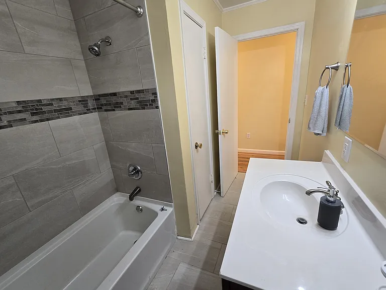 242 W Castle Dr — Photo 7