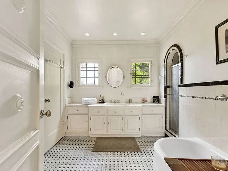 634 N Highland Ave — Photo 18