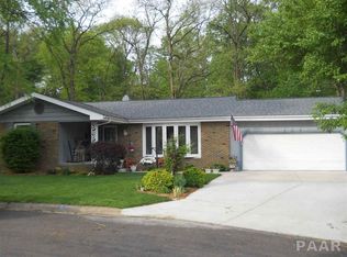 307 Pine Valley Dr, Pekin, IL 61554