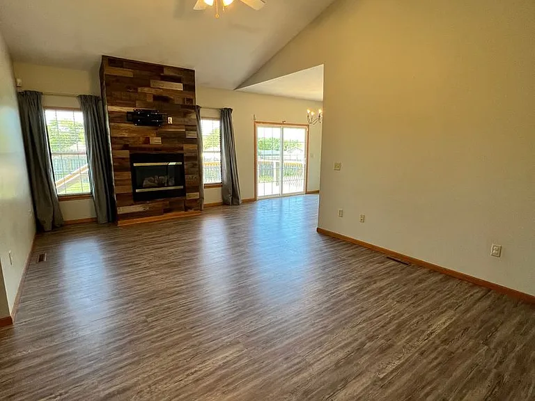 2214 Elk Ct — Photo 3