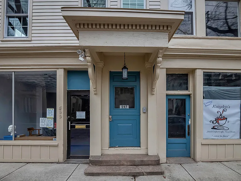 597 Chapel St #2R — Photo 4