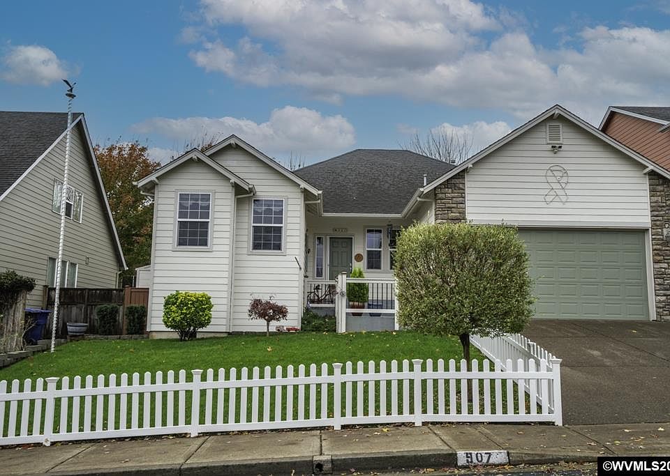 1st image of 907 Eisenhower Dr NW