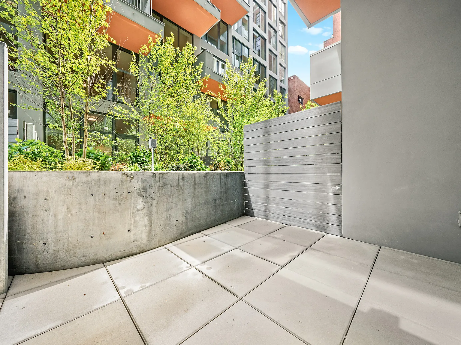 255 Lorimer St — Photo 2