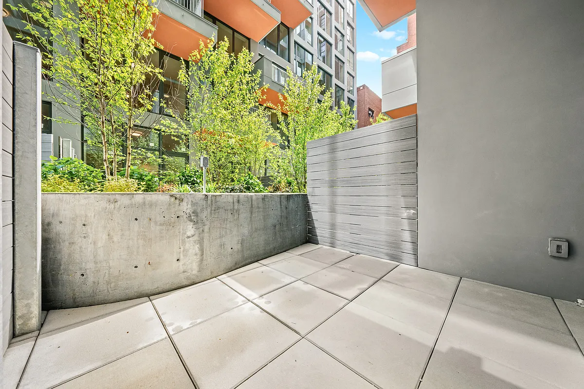 Building Photo - 255 Lorimer St #131