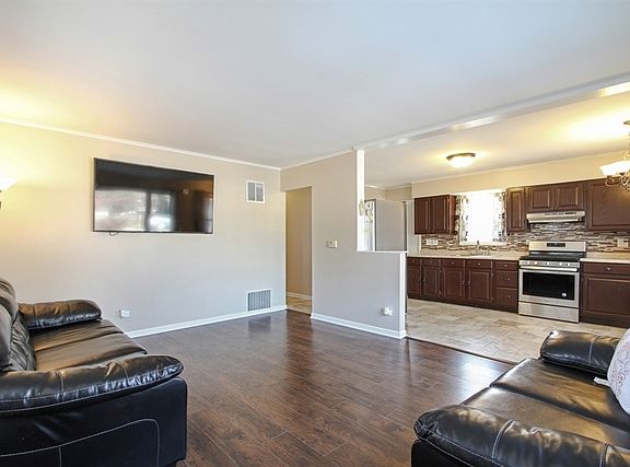 2nd image of 305 Wildwood Dr