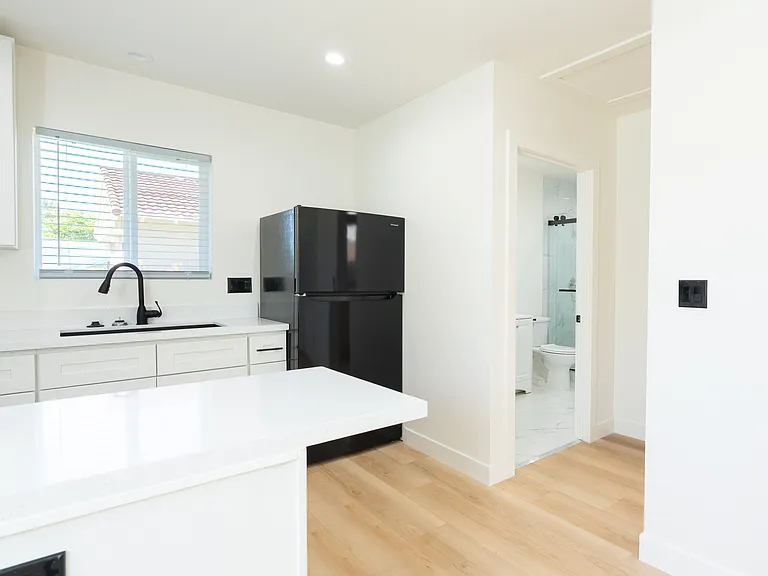 11009 Reseda Blvd — Photo 15