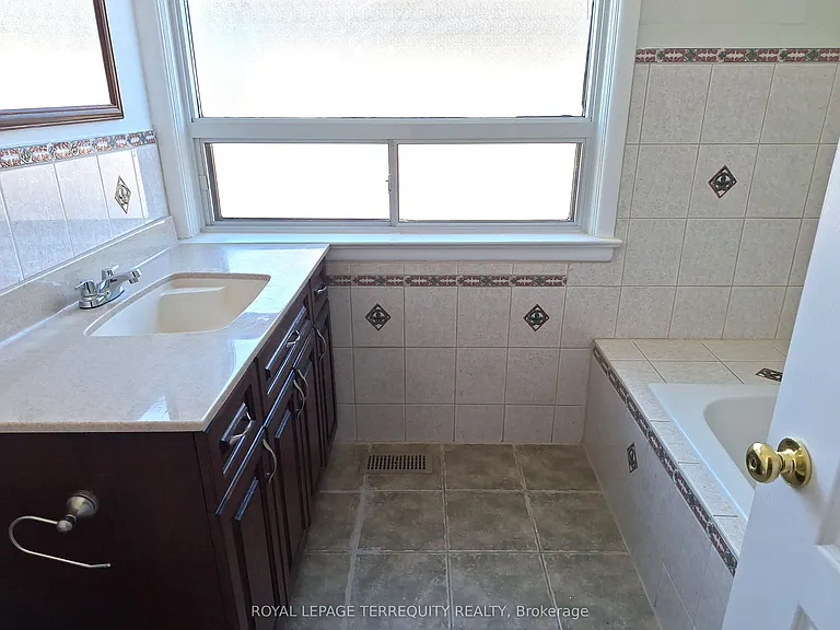 17 Compton Cres — Photo 11