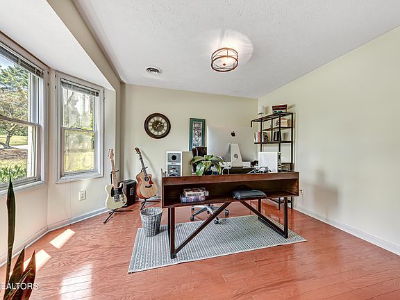 4th image of 322 Suburban Rd