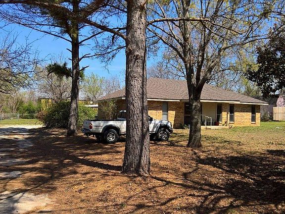 Driveway leading to house