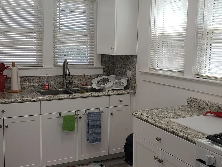 242 Elm St SW — Photo 6