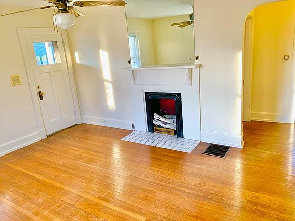 3rd image of 924 Gaston Ave #924