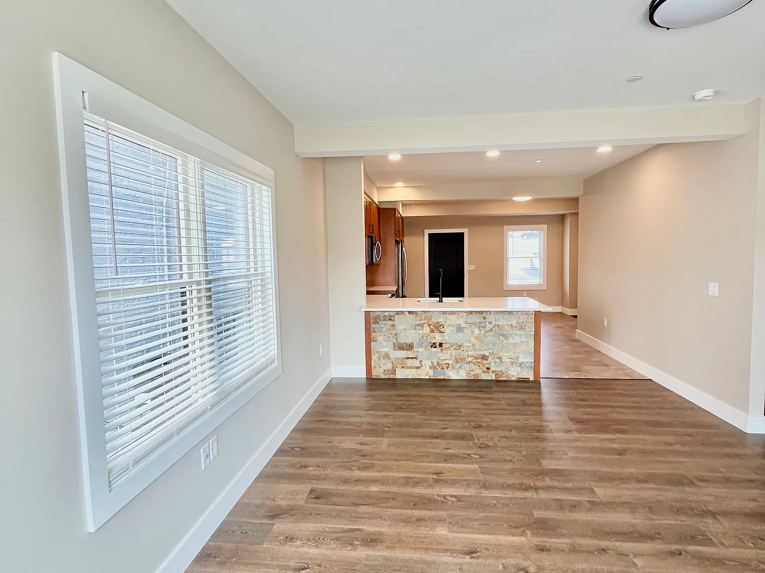 3 bed, 1985 sqft, $1,900 — Photo 2