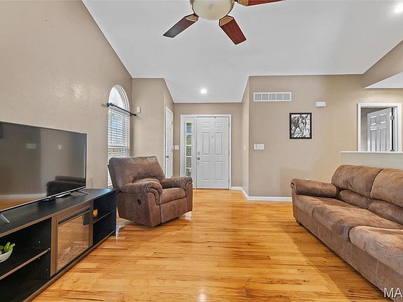 2nd image of 54 Julie Dr