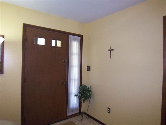 2nd image of 3021 Caroline Dr