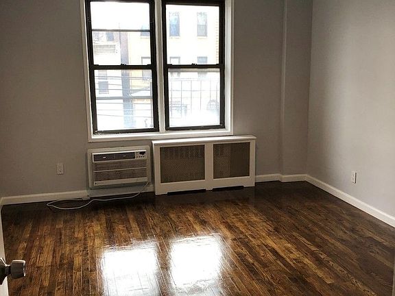3rd image of 2534 Crescent St APT 2C
