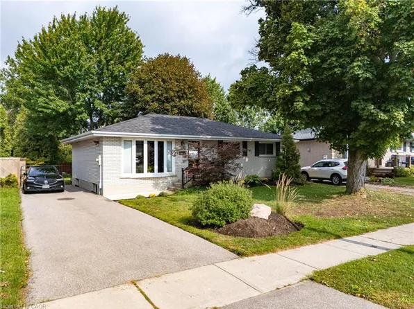 7 Cambridge Dr, Brantford, ON N3R 5E1