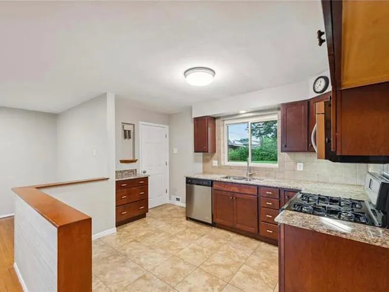 601 Santen Dr — Photo 4