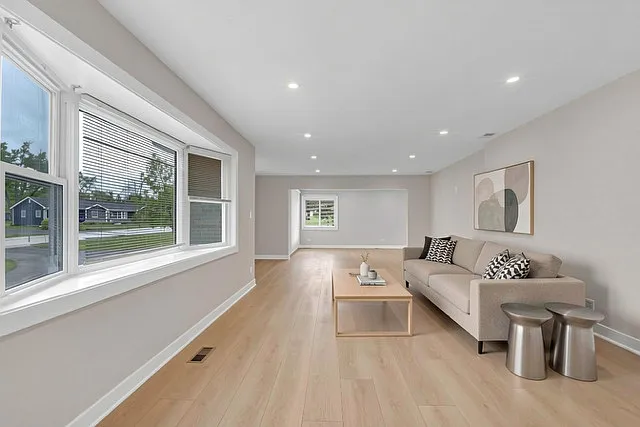 1055 N Bluebonnet Ln — Photo 3