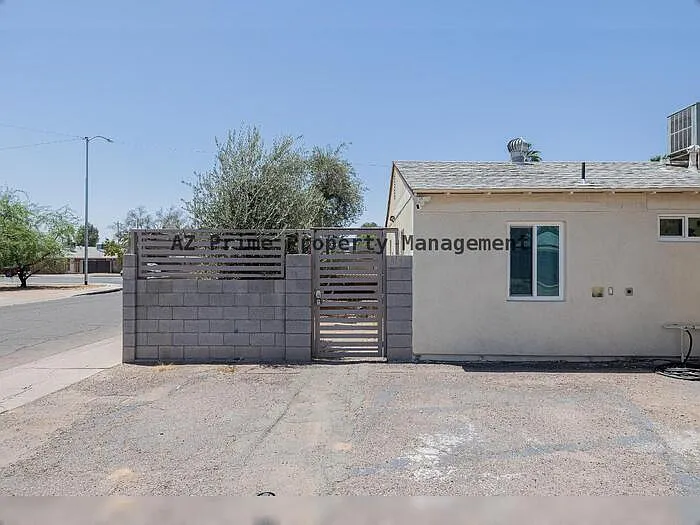 Building Photo - 4001 N 15th Ave #B