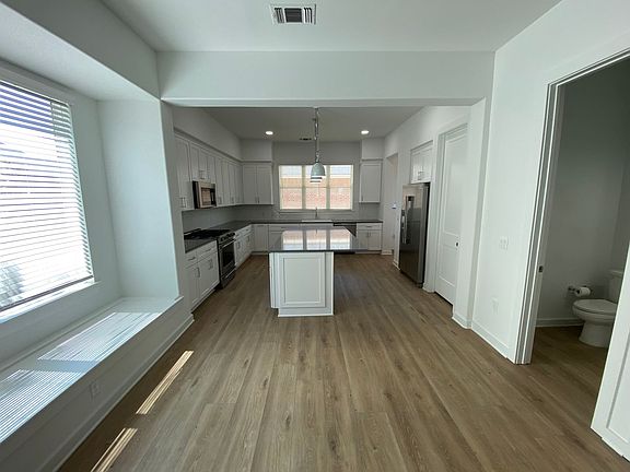 3rd image of 12118 Savannah Ave