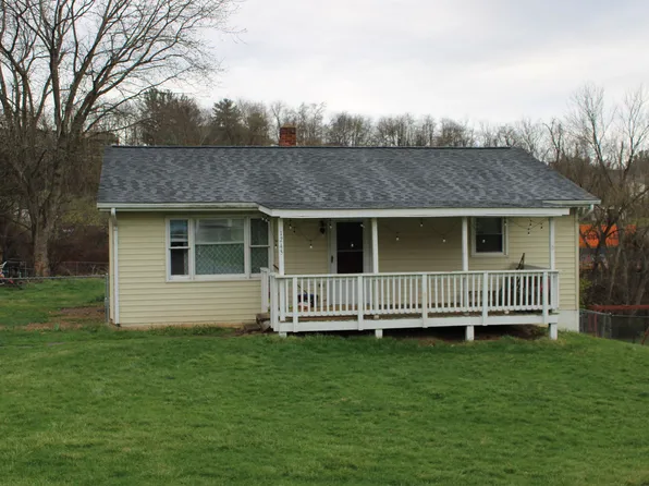 1245 Montgomery St, Christiansburg, VA 24073