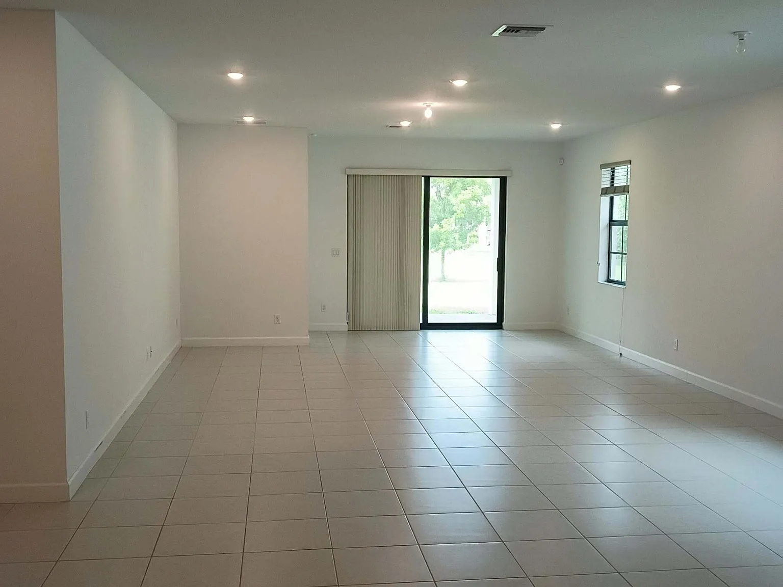3 bed, 2.0 bath, 1954 sqft, $3,300 — Photo 4
