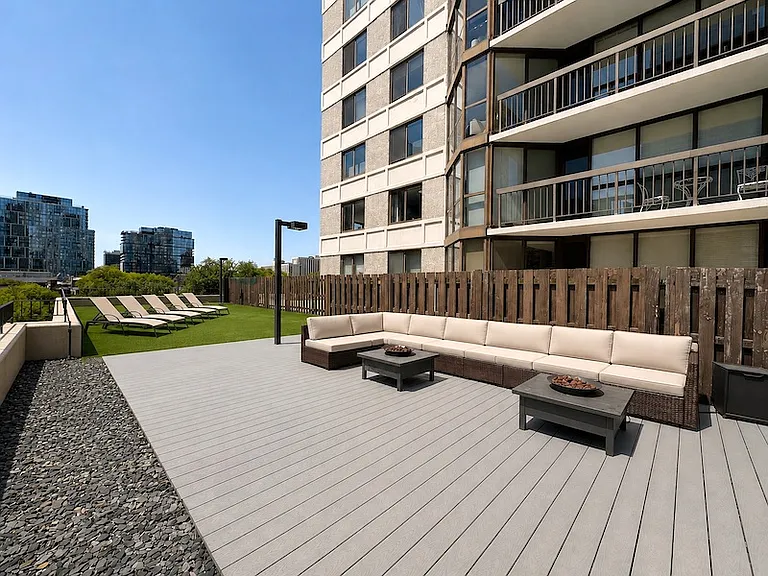 33 W Delaware Pl #15E — Photo 14