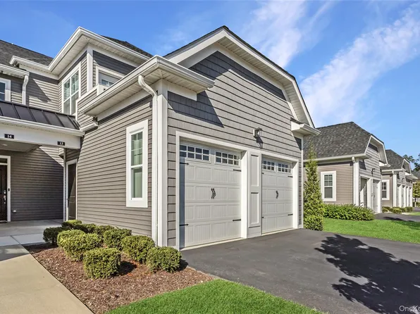 13 Seasons Way #13, Dix Hills, NY 11746