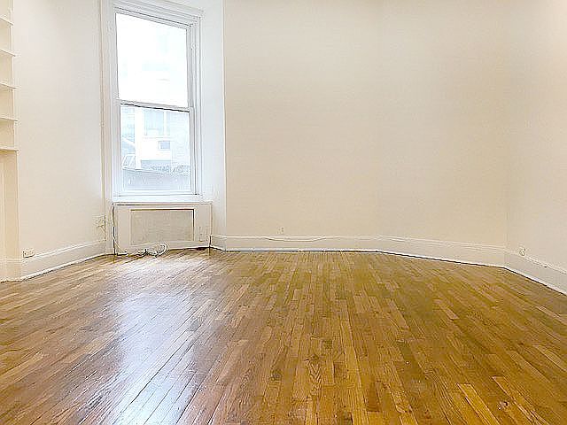 1st image of 126 E 39th St APT 1B