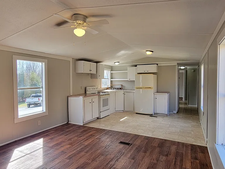 115 Linden Ln — Photo 1