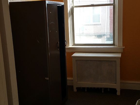Middle bedroom
