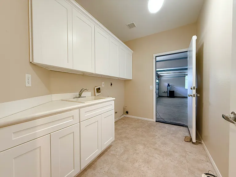 12190 Roseville Dr — Photo 11