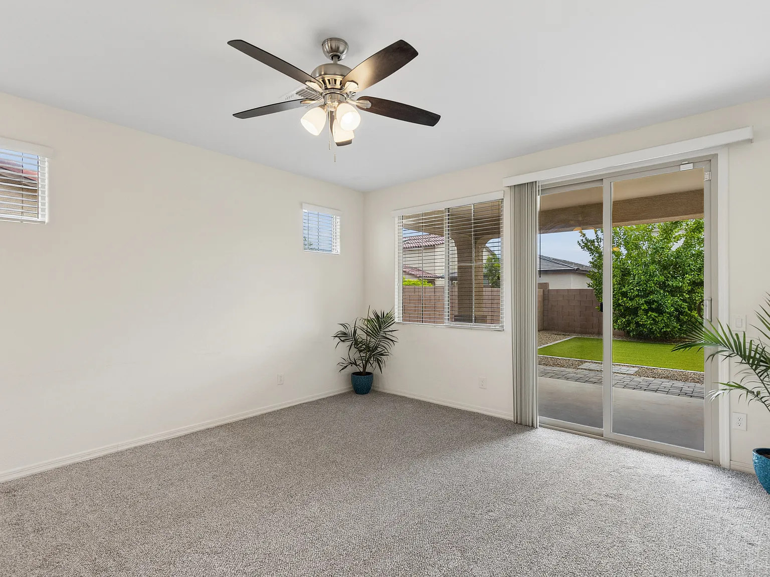5 bed, 2.5 bath, 1960 sqft, $2,400 — Photo 4