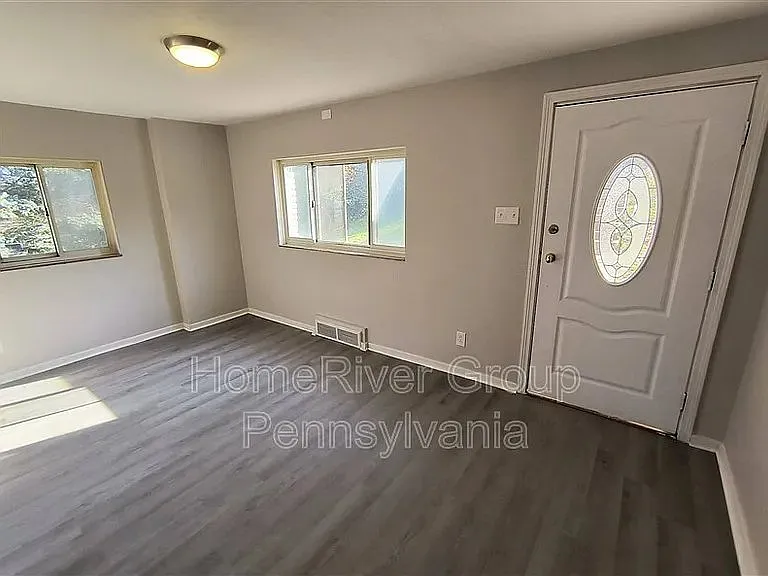 3 bed, 1.0 bath, 1395 sqft, $1,575 — Photo 2