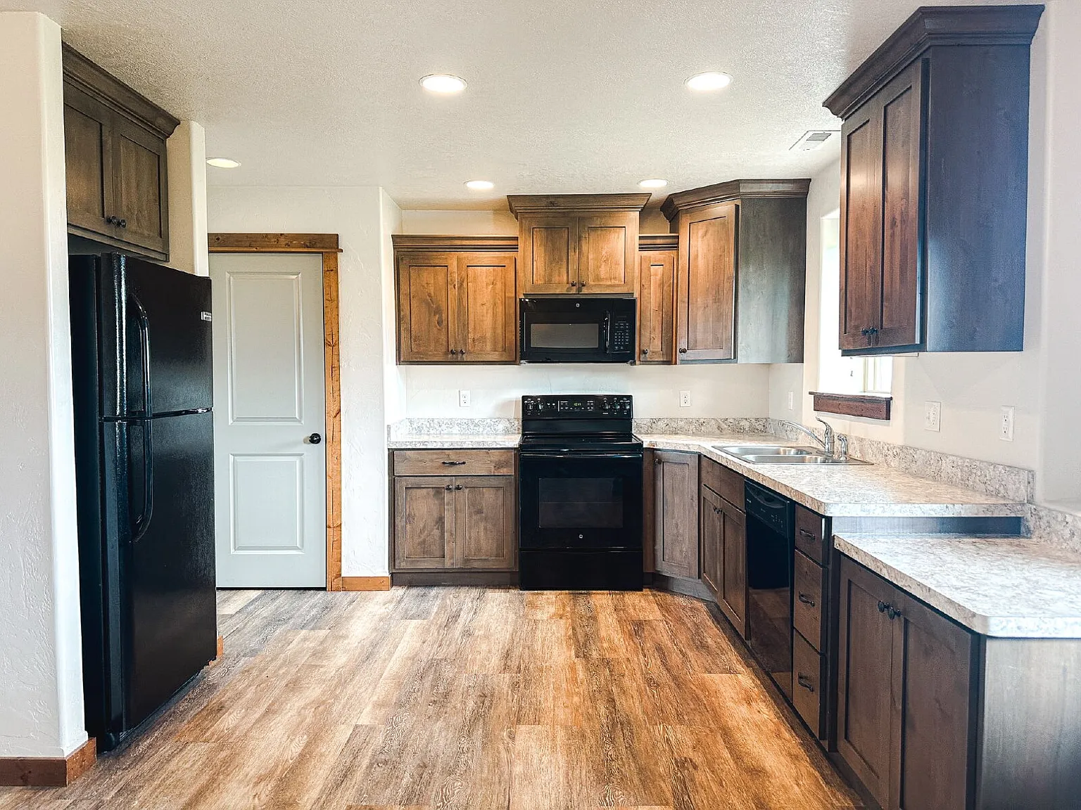 3 bed, 1.0 bath, $1,400 — Photo 1