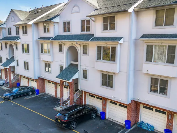 19 Legend Hills Dr, Edgewater, NJ 07020