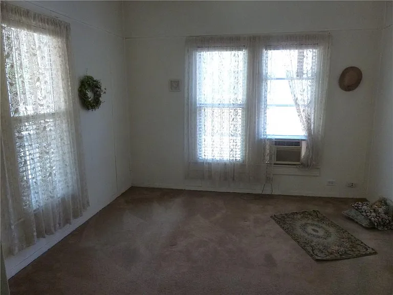 1319 Grace St — Photo 20