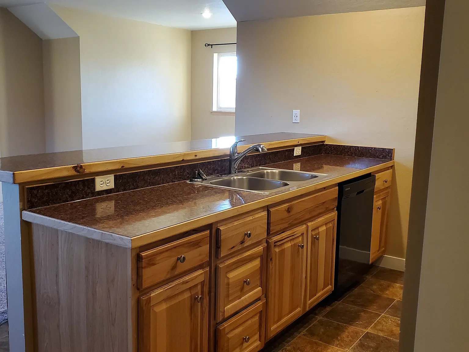 405 Vermeer Dr — Photo 4