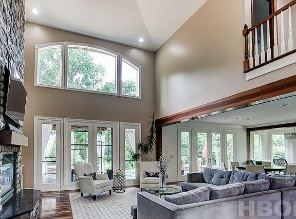 4th image of 1660 Deer Creek Dr