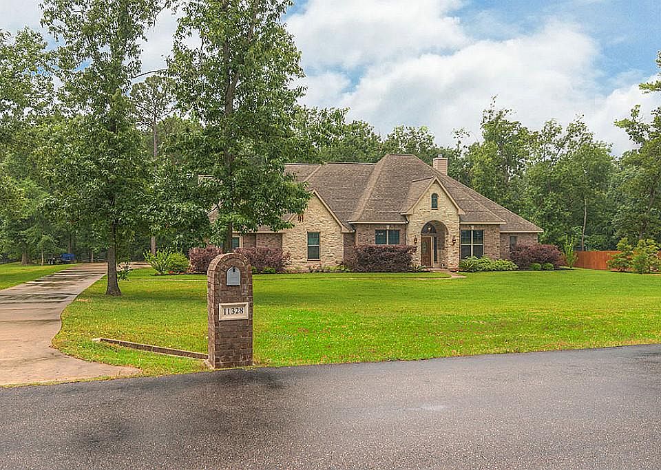 Custom home on large lot in desirable Grand Harbor.