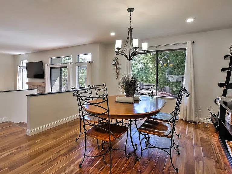 335 Donnas Ln — Photo 6