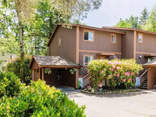 933 Admirals Rd #3, Esquimalt, BC V9A 2P1