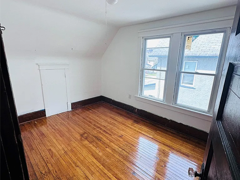 210 Squires Ave — Photo 18