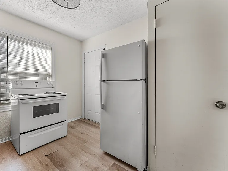 3916 Homan Ave #3918 — Photo 5