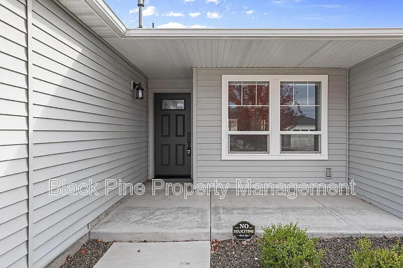3 bed, 2.0 bath, 1340 sqft, $2,400 — Photo 3
