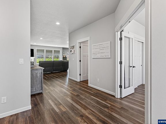 4th image of 2988 Clearwater Dr NE