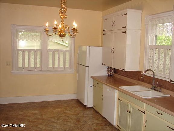 5th image of 102 Wendell St