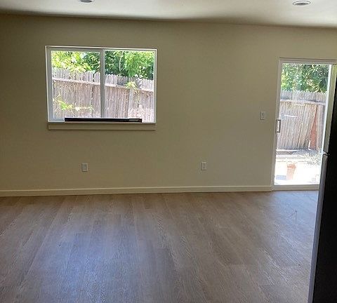 3rd image of 1429 Phillips Ln